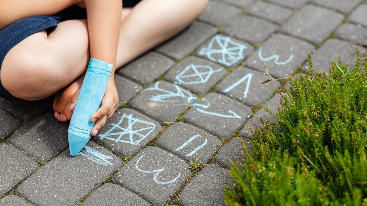 Waarom buiten kleuren goed is voor de motoriek