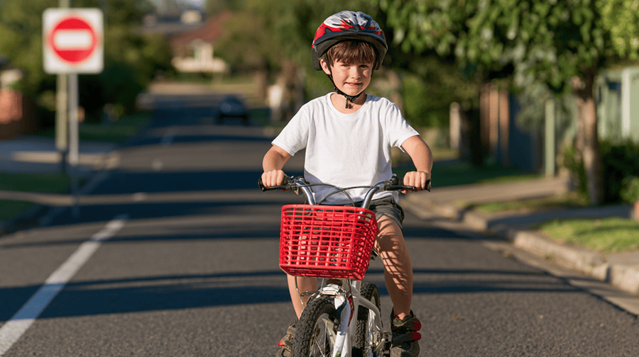 kind op fiets buiten